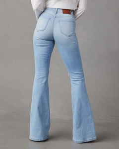 Vue arrière du jean flare taille haute bleu clair montrant la coupe et le denim