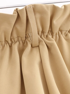 Détail d'un short en sergé de coton kaki avec taille paperbag élastiquée et passants
