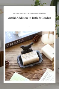 Gros plan d'un porte-savon rétro en fonte avec oiseau sur une table en bois