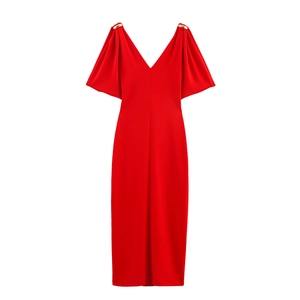 Elegante abito midi rosso con scollo a V, fibbie in metallo dorato e maniche fluenti