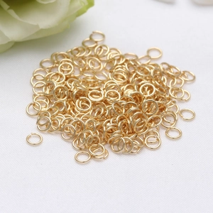 Close-up van 14K vergulde open buigringen voor DIY sieraden maken en accessoires