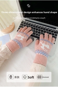 Roze winter touchscreen handschoenen met rendierpatroon gebruikt op een laptop toetsenbord