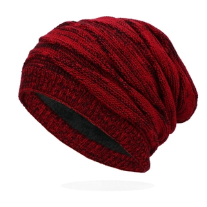 Détail de la texture en maille rouge et noire avec doublure polaire chaude sur le bonnet