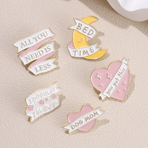 Set di 5 spille in smalto rosa con cuori e lune per decorazione di abbigliamento