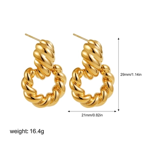Dettaglio di orecchini a cerchio intrecciati in oro 18K con misure di 29 mm x 21 mm