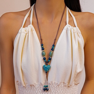 Collier bohème en perles de céramique bleue avec pendentif cœur sur corde tressée