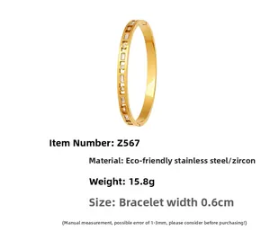 Détail d'un bracelet jonc en acier doré serti de zircons avec une largeur de 0,6 cm