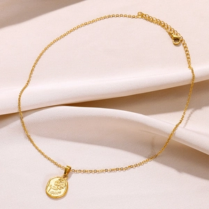 Vue détaillée du collier plaqué or 18k avec relief rose sur soie blanche