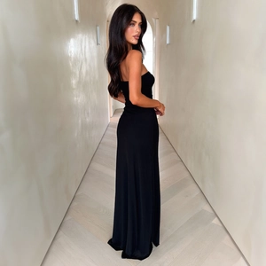 Elegantes trägerloses schwarzes Abendkleid mit schmaler Taille und hohem Beinschlitz