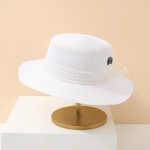 Eleganter weißer Sonnenhut mit Spitzenband und Perlen-M-Logo auf stilvollem Display