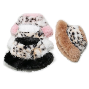 Cappello bucket chic in ecopelliccia leopardata con design patchwork per l'inverno donna