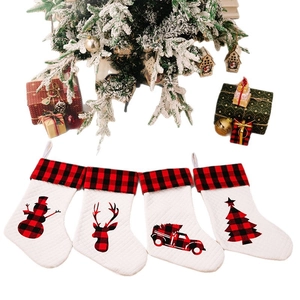 Set mit 4 weißen gesteppten Weihnachtsstrümpfen mit rotem Karomuster und Hirsch-Grafiken