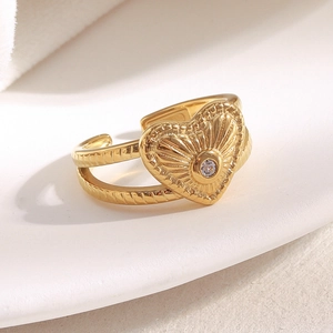 Détail de la bague coeur plaquée or 18K avec texture soleil et pierre en zircon
