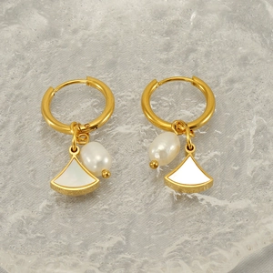 Boucles d'oreilles éventail en acier doré avec perles et incrustation émail blanc