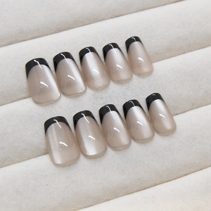 Cat-Eye Kunstnägel mit schwarzen French Tips und dezentem Glitzereffekt in kurzer Quadratform