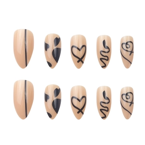 Nudefarbene Almond-Kunstnägel zum Aufkleben mit handgemalten schwarzen Herz- und Linienmustern