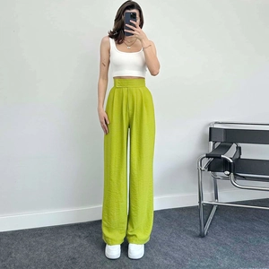 Pantalon large taille haute vert clair avec tissu texturé présenté sur un mannequin