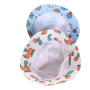 Set di 2 cappelli da sole bimbo con mongolfiera e stampe arancioni, vista piatta