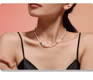 Detail einer Süßwasserperlenkette mit grünen Jadeperlen und goldenem OT-Knebelverschluss