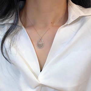 Elegante Tropfenhalskette mit Zirkonia-Pavé auf Silber-Finish, getragen von einem Modell