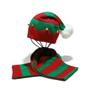 Ensemble bonnet de noël et écharpe en tricot style elfe avec clochettes en rouge et vert