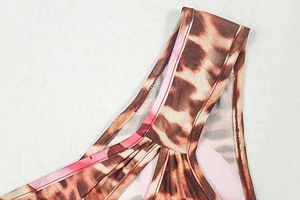 Dettaglio di giunture leopardate e rosa con spalline sottili su un mini abito corto