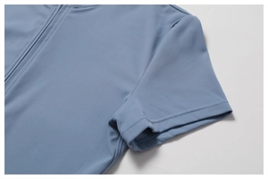 Détail du body de yoga bleu avec fermeture éclair et texture de tissu athlétique respirant