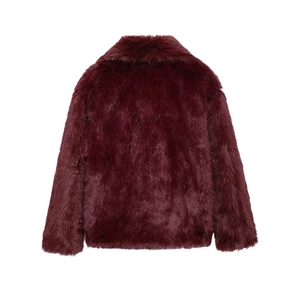 Vue détaillée du dos d'un manteau en fausse fourrure rouge vin montrant sa texture douce