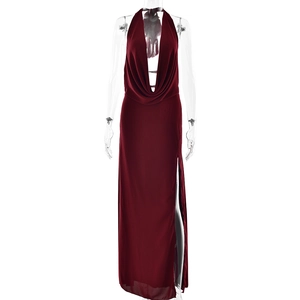 Détail de robe de soirée rouge foncé avec col bénitier et fente latérale haute