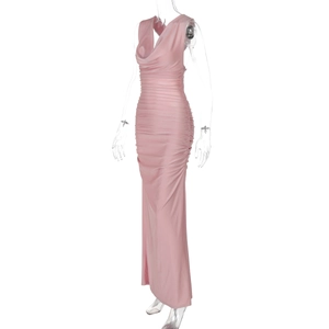 Dettaglio dell'elegante scollo a cappuccio rosa e della trama arricciata dell'abito lungo