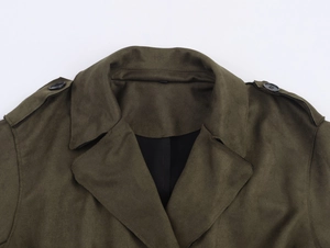Détail d'un trench-coat vert armée en similicuir avec revers classique et épaulettes