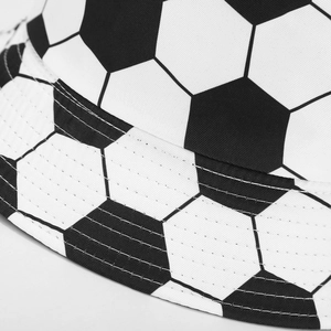 Detailaufnahme von Fischerhut mit Fußballmuster und verstärkten parallelen Nähten am Rand