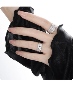 Detailed shot of S925 sterling silver daisy flower rings with dark gemstone inlays