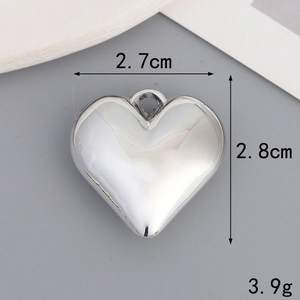 Macro detail of heart-shaped silver pendant with dimensions 2.7x2.8cm and 3.9g weight
