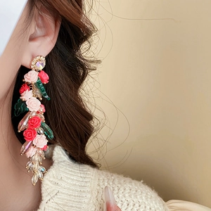 Détail d'une boucle d'oreille vintage fleur avec roses en résine rose et perles de cristal