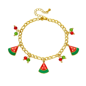 Bracelet à chaîne dorée avec pendentifs pastèques en émail et perles en cristal sur blanc