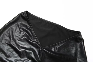 Détail du col en V sur crop top en simili cuir noir avec texture brillante et doublure