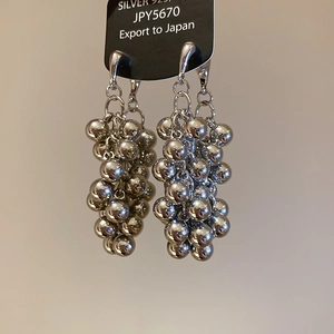 Vue détaillée des boucles d'oreilles boules en argent 925 sur carte noire