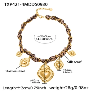 Schema tecnico dettagliato con dimensioni della collana foulard leopardata con cuori