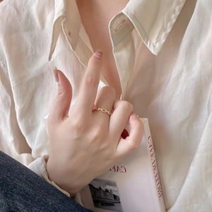 Dettaglio dell'anello a maglie in oro rosa con diamanti dal design minimalista
