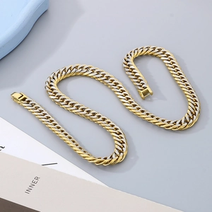 Vue détaillée du bracelet gourmette bicolore or et argent en acier inoxydable poli