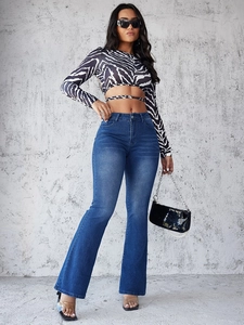 Vue complète d'un jean évasé taille haute pour femme avec un crop top imprimé zèbre