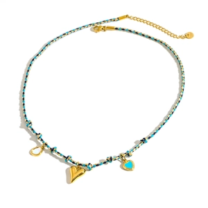 Dettaglio della collana intrecciata blu e oro con cuore turchese e pendenti