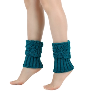 Details der dunkelblauen Strickstulpen mit Lochmustern und gerippten Bündchen für Damen