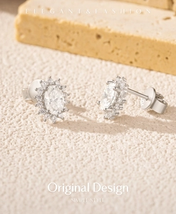 Détail des boucles d'oreilles en argent et moissanite avec gravure du code GRA