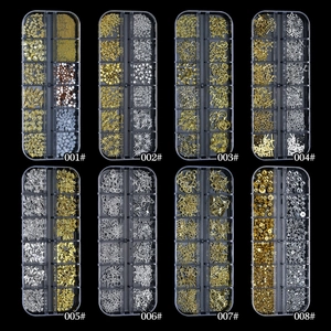 Assortimento di ciondoli nail art in oro e argento con conchiglie stelle e perle in 12 scomparti