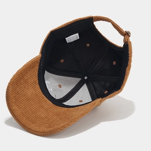 Interno del cappellino di velluto a coste color cammello con fodera in cotone regolabile