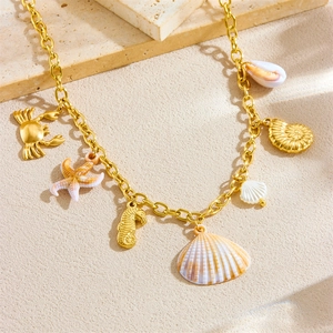 Goldenes Edelstahl-Armband mit Meeresanhängern wie Seestern, Krabbe und Muscheln