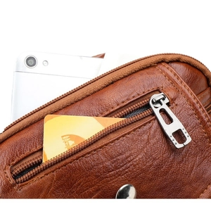 Sac bandoulière en cuir souple marron avec poche zippée fonctionnelle sur le devant