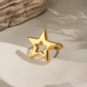 Bague dorée à double couche avec motif pentagramme sur un socle en pierre